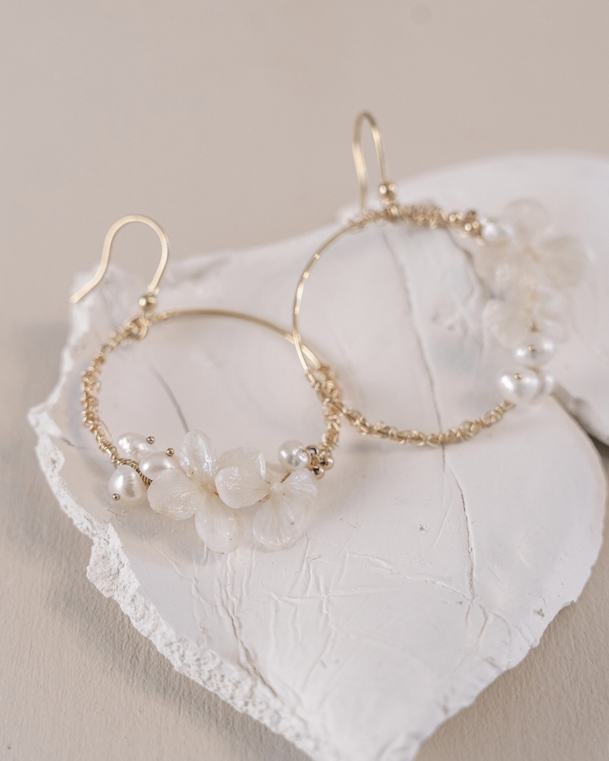 créoles gold filled perles d'eau douces et hortensia blanc