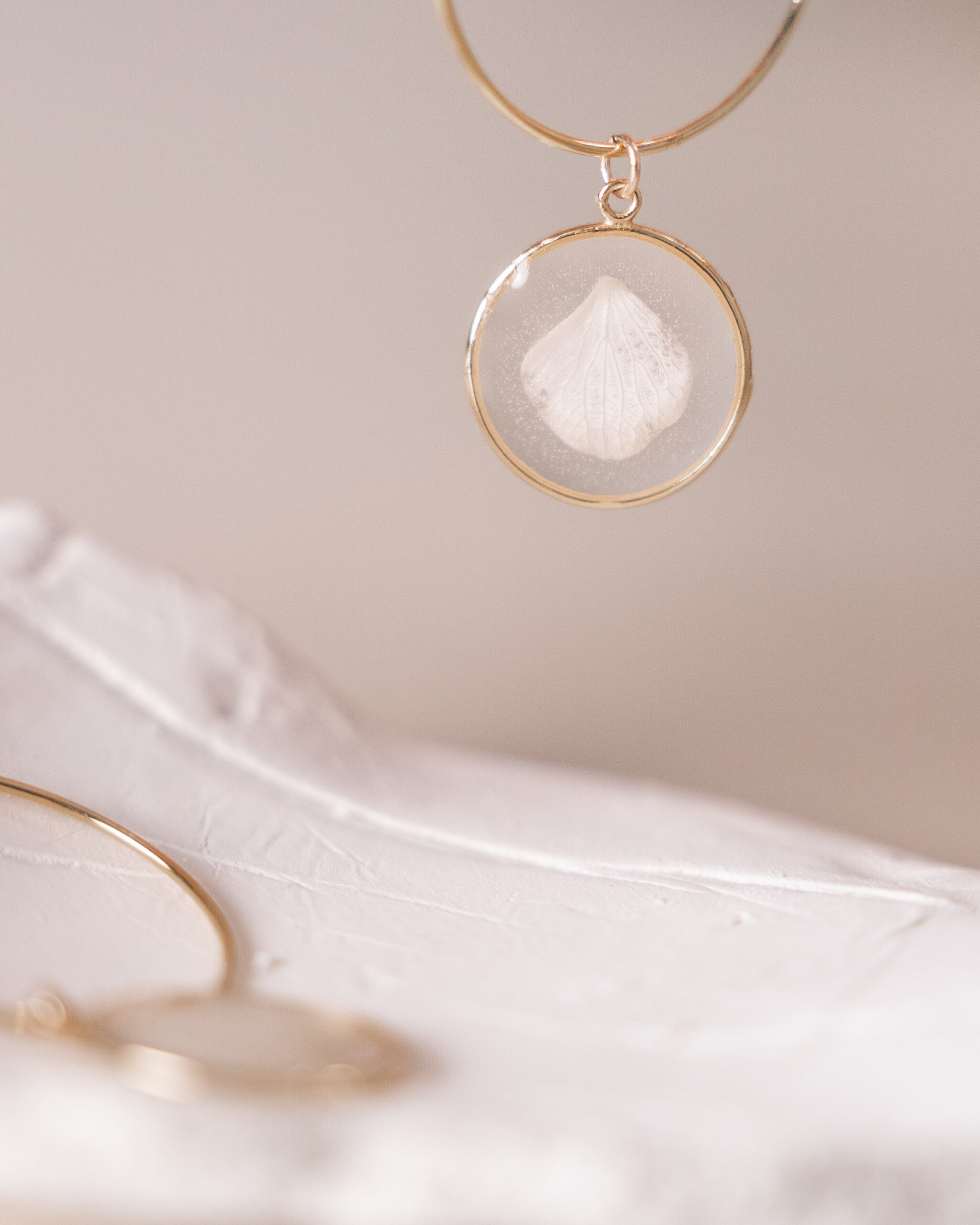 boucles d'oreilles hortensia blanc