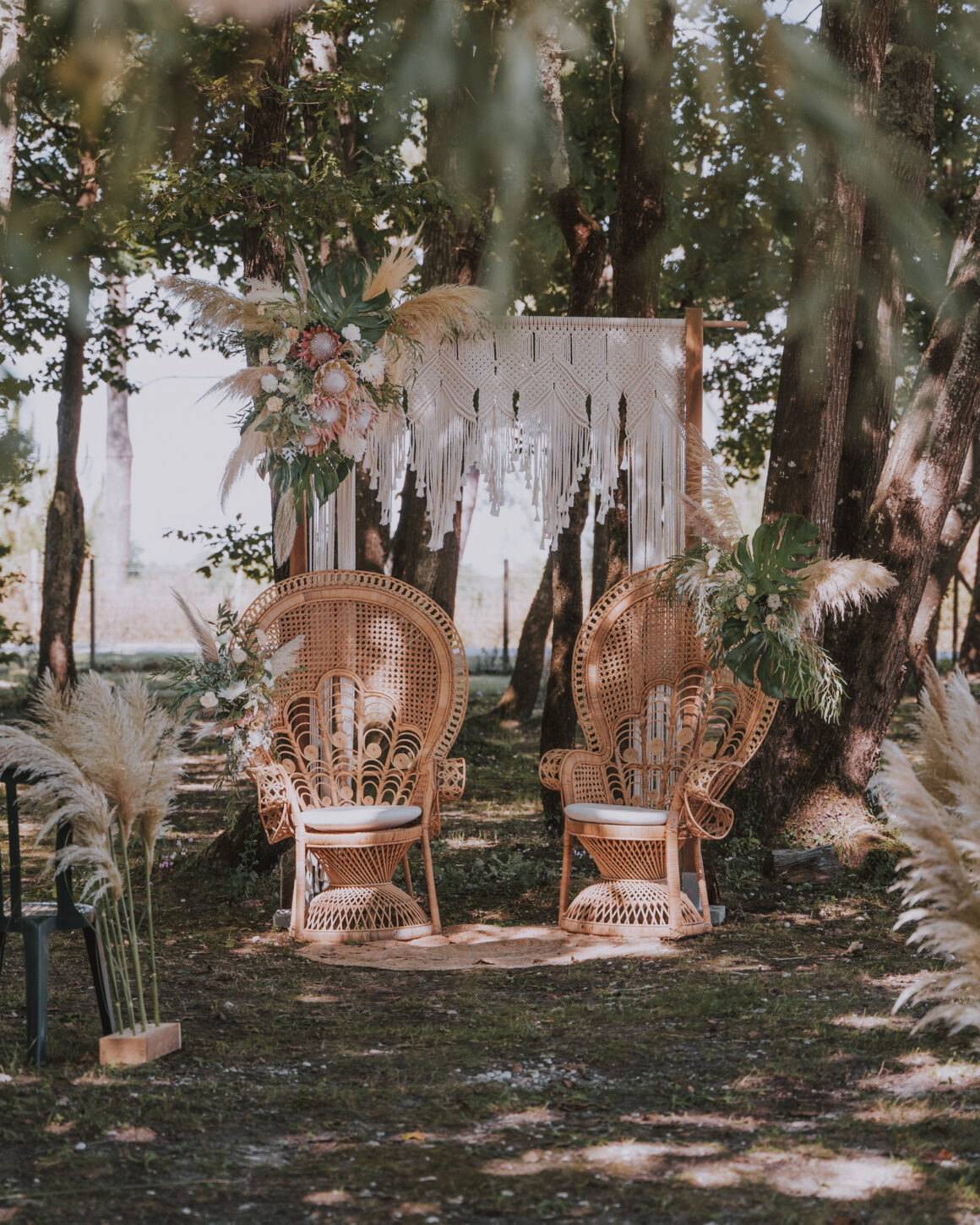 arche de mariage fleurie bohème tropical et fauteuils emmanuelle