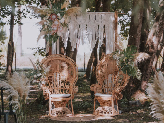 arche de mariage fleurie bohème tropical et fauteuils emmanuelle