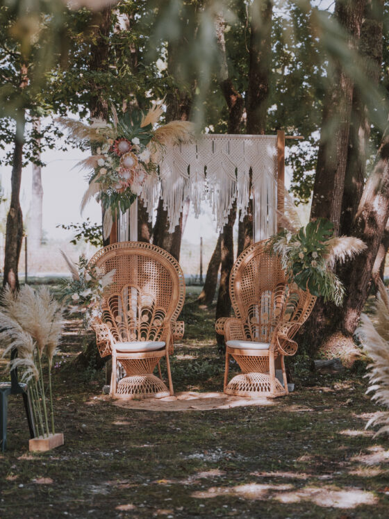 arche de mariage fleurie bohème tropical et fauteuils emmanuelle