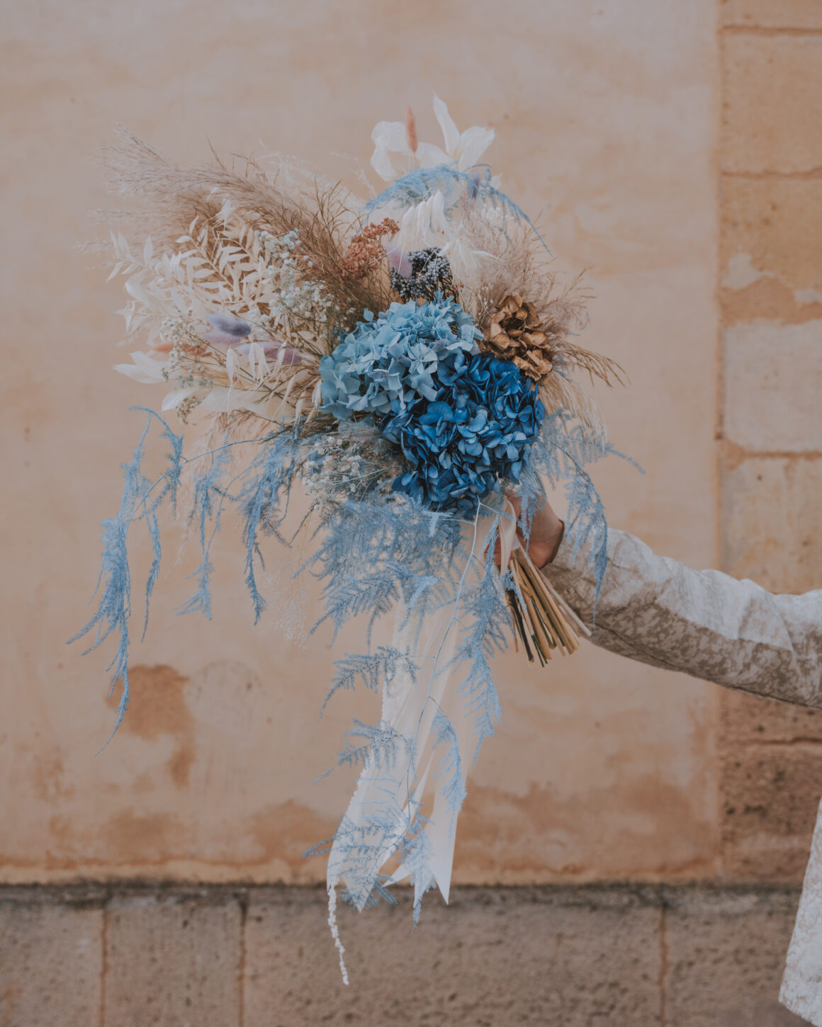 bouquet de mariée en fleurs séchées bleu dramatique