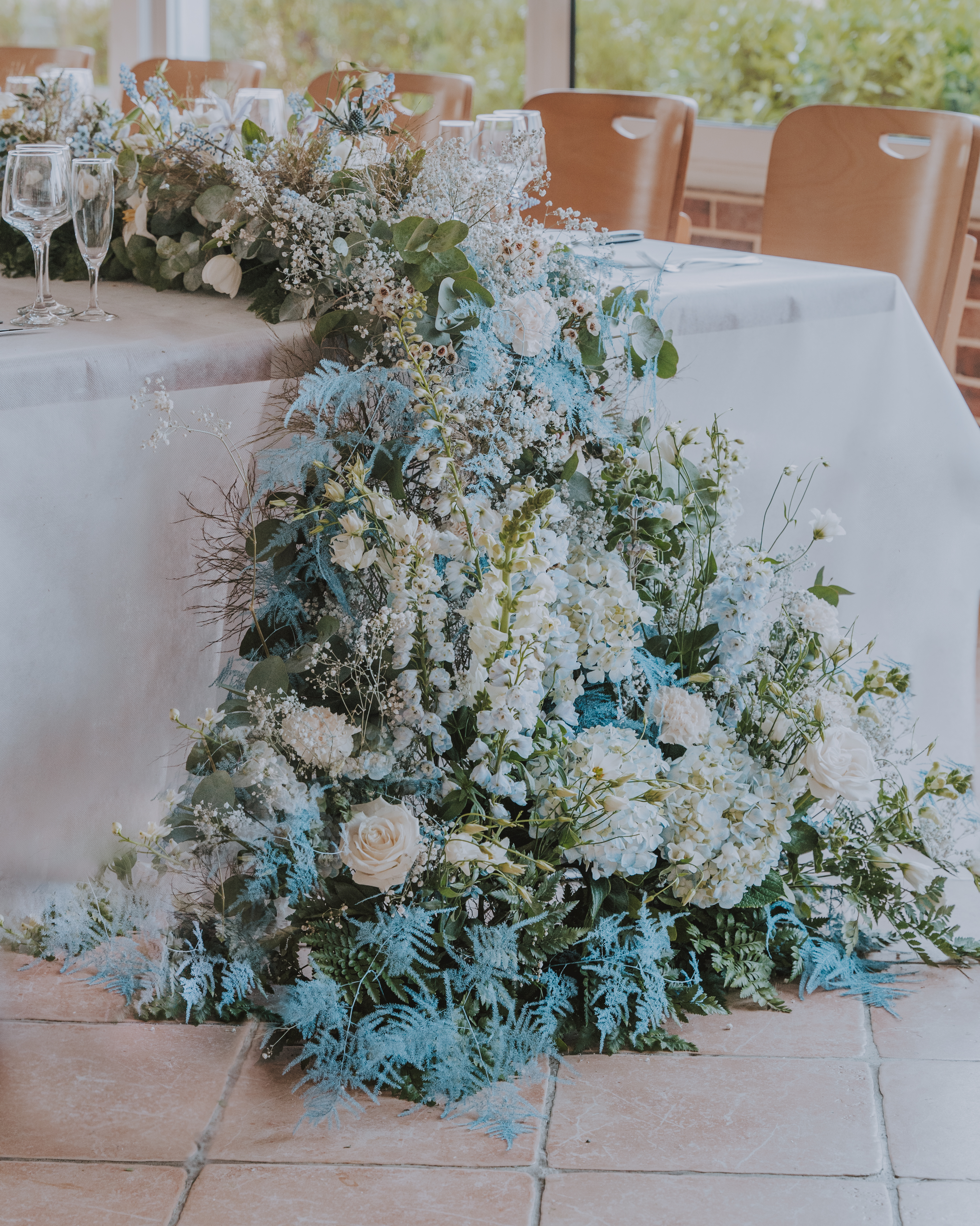 composition florale mariage table d'honneur