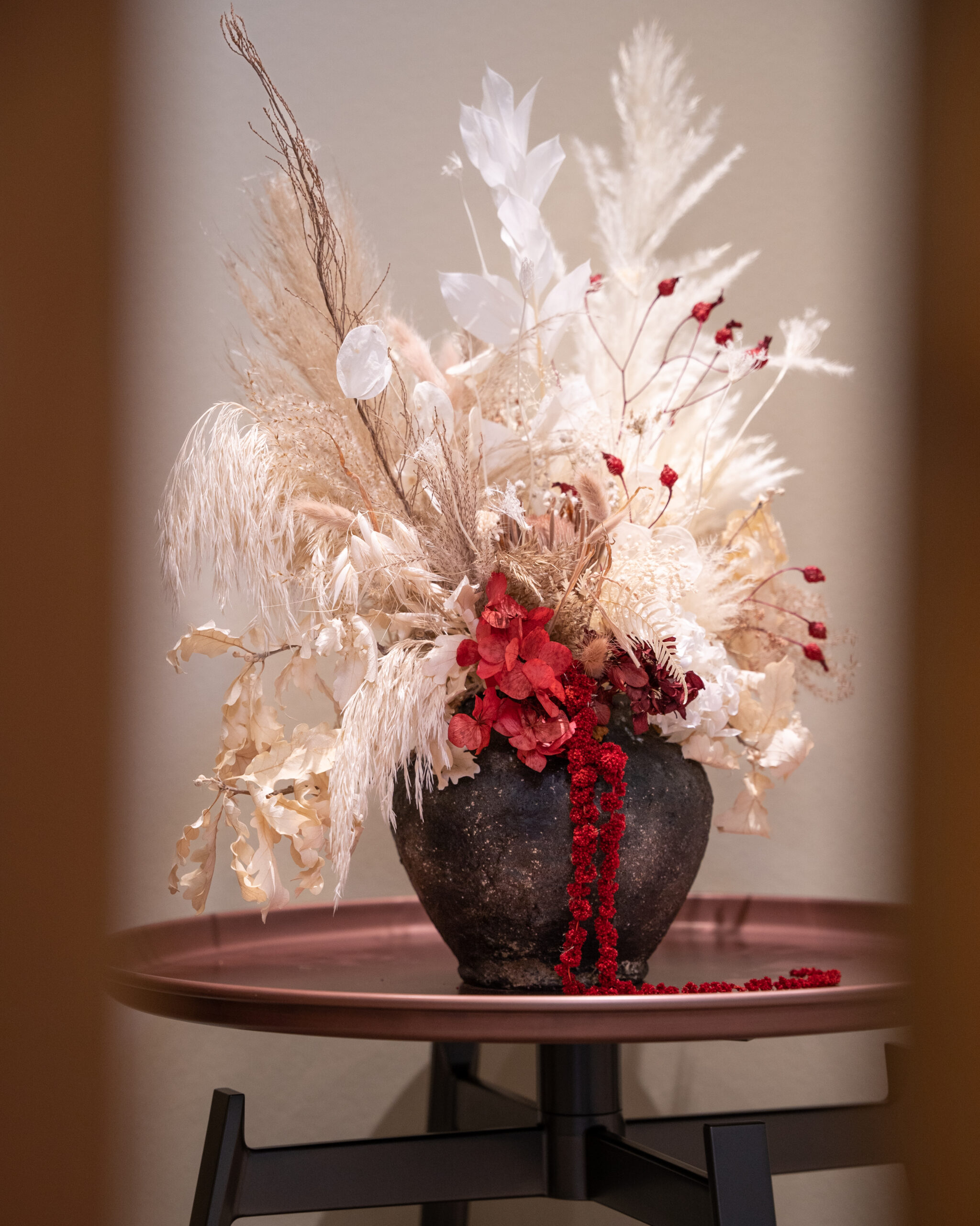 Composition florale beige et rouge