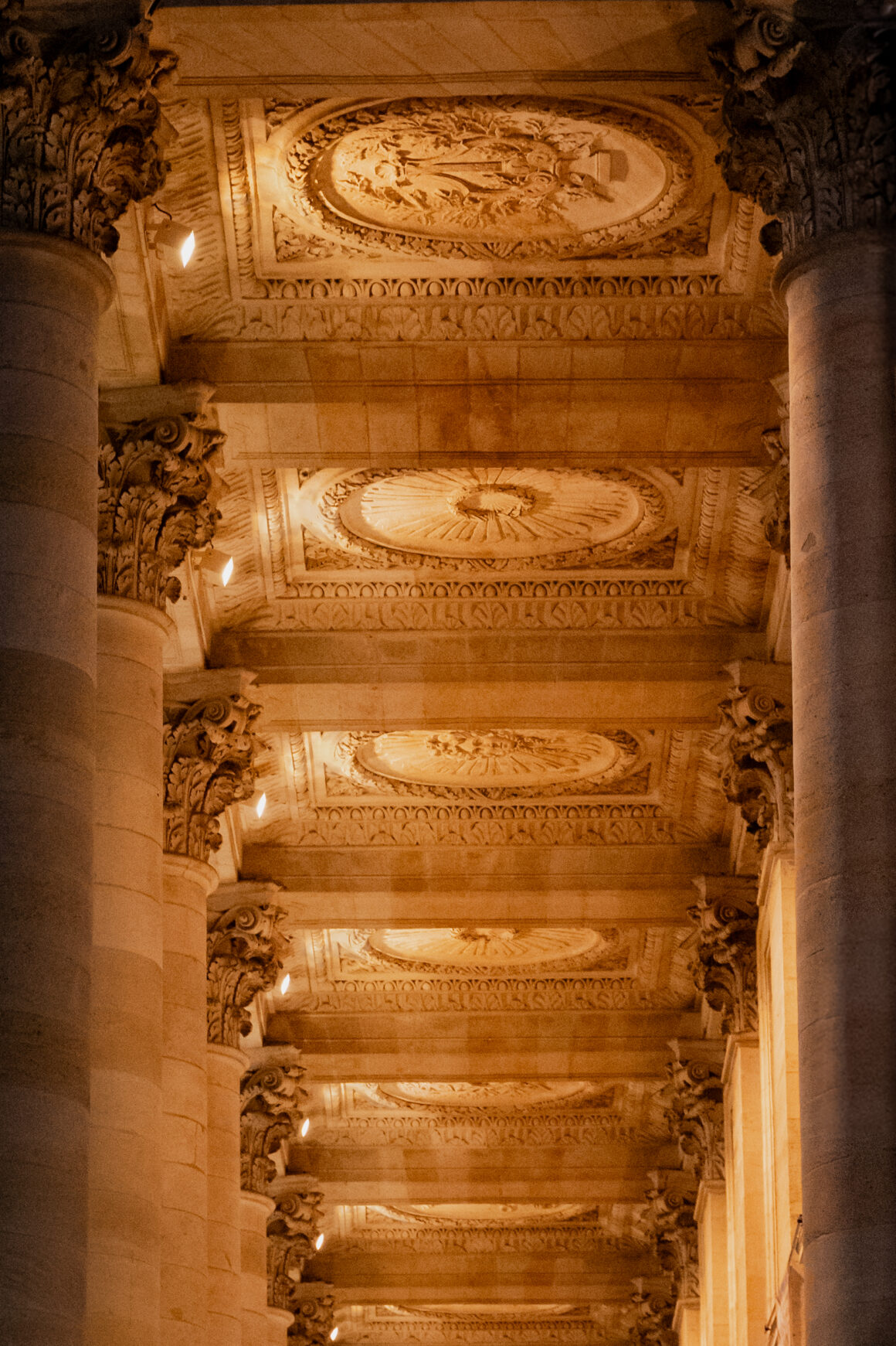 Photographe d'architecture au Grand Théâtre de Bordeaux, perspective et détails de plafonds sculptés et de colonnes majestueuses.