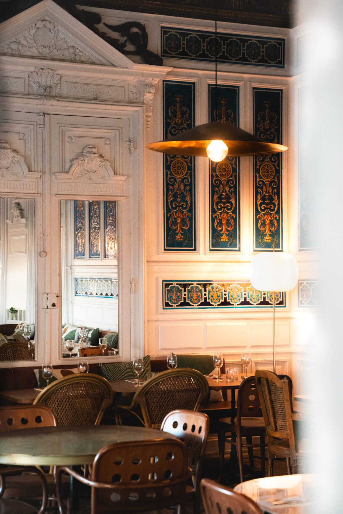 Photographie d'architecture à Bordeaux, vue des boiseries, détails historiques et de la décoration élégante du restaurant La Belle Époque.