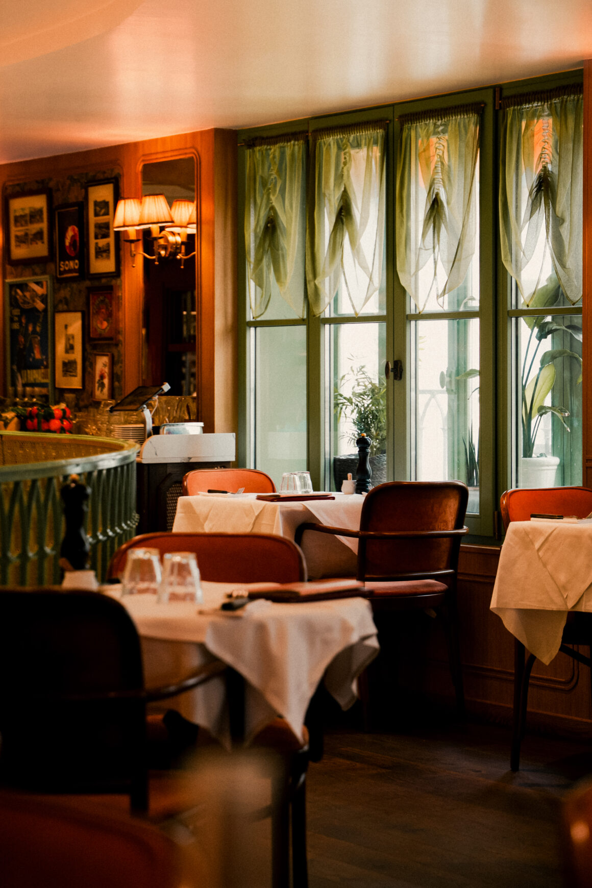 Photographe pour La Brasserie des Prés à Paris, intérieur élégant et cosy, ambiance tamisée et intimiste.