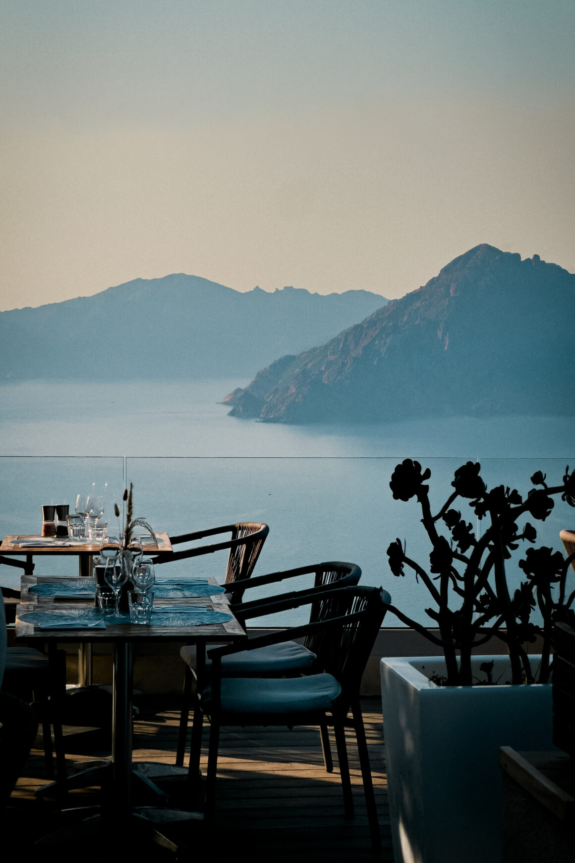 Terrasse dressée du restaurant Le Joséphine à Piana avec vue panoramique sur le golfe de Porto. Photographie de Claire-Emmanuelle Hamelin en Corse.
