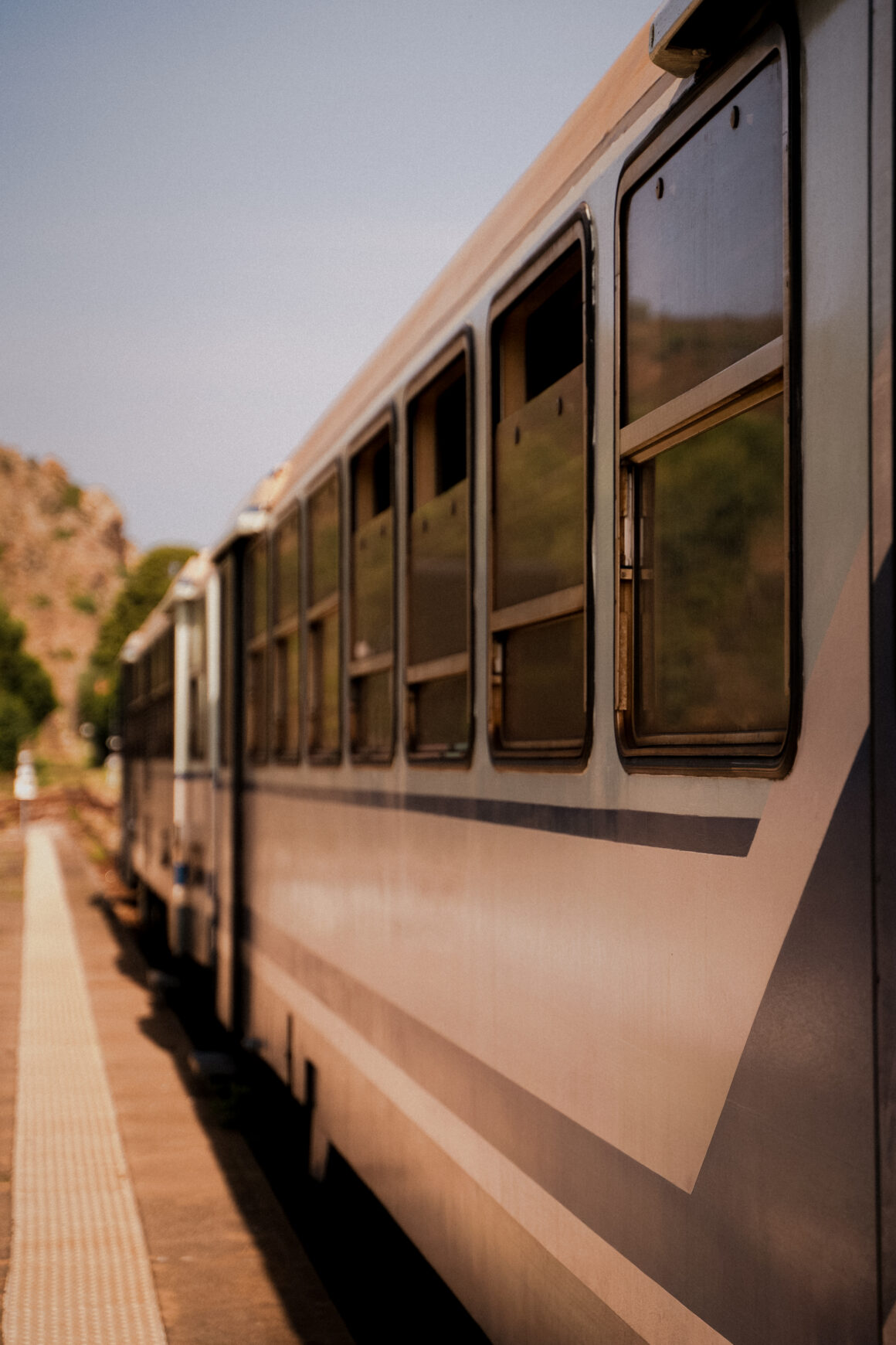 Photographie du train Micheline reliant L’Île-Rousse à Calvi en Corse - U trinichellu - U caminu di ferru di a Corsica - chemin de fer de la Corse