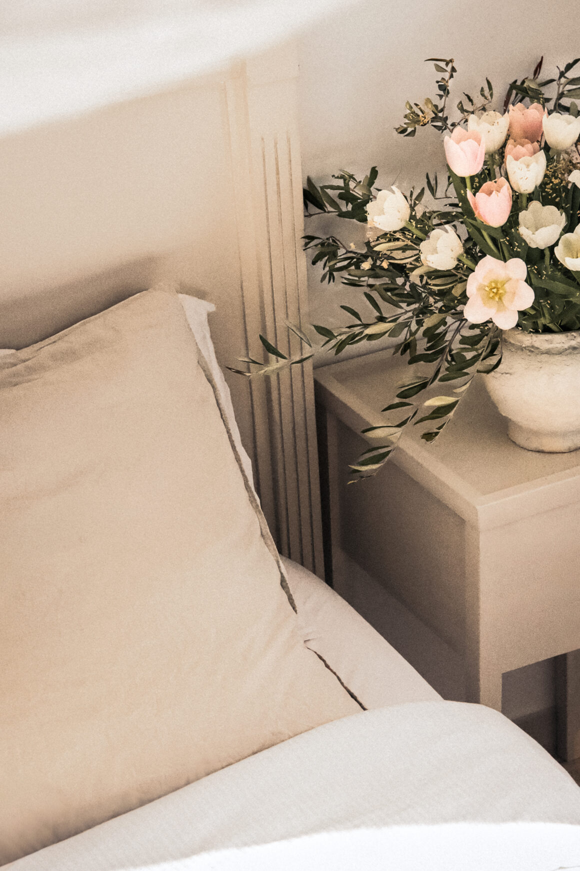 Photographe d'intérieur pour chambre d'hôtel raffiné en Corse, design minimaliste et ambiance chaleureuse.