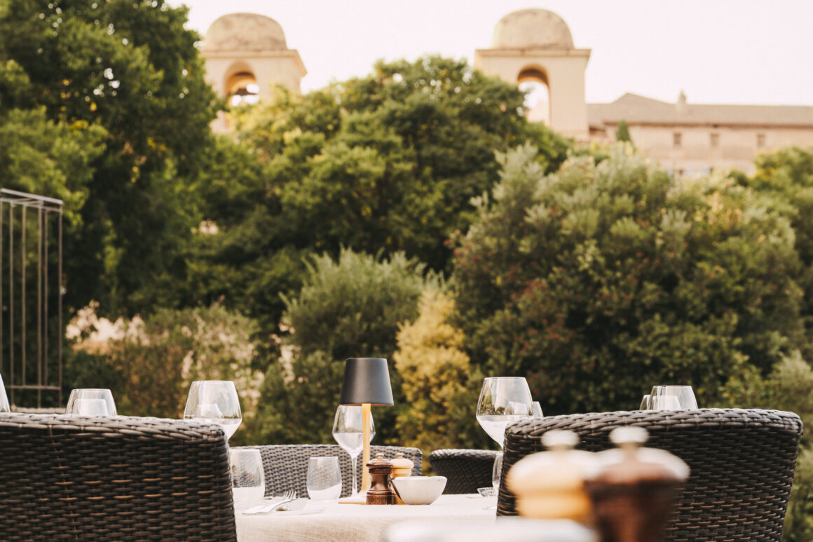 Terrasse du restaurant A Mandria di Pigna avec vue sur le village de Pigna en Corse