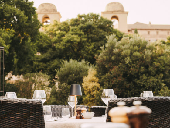 Terrasse du restaurant A Mandria di Pigna avec vue sur le village de Pigna en Corse