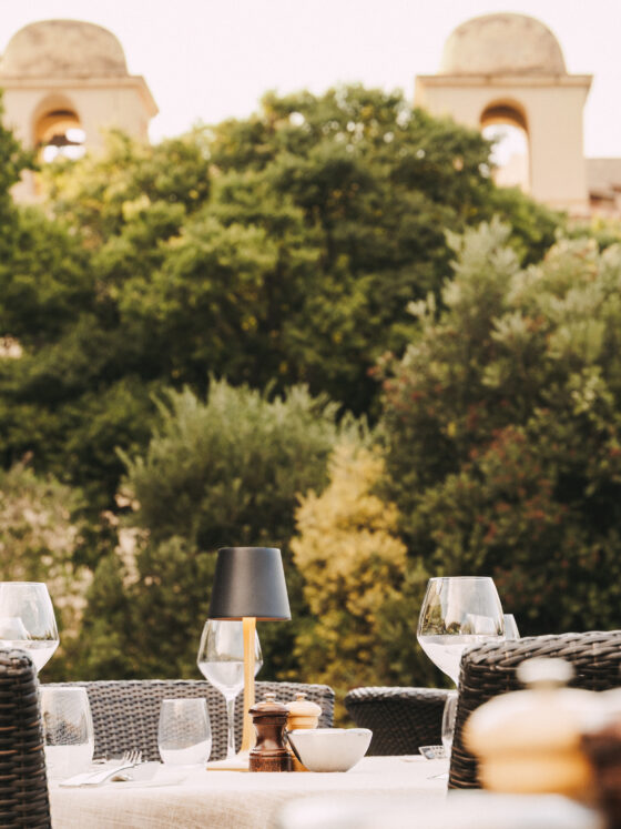 Terrasse du restaurant A Mandria di Pigna avec vue sur le village de Pigna en Corse