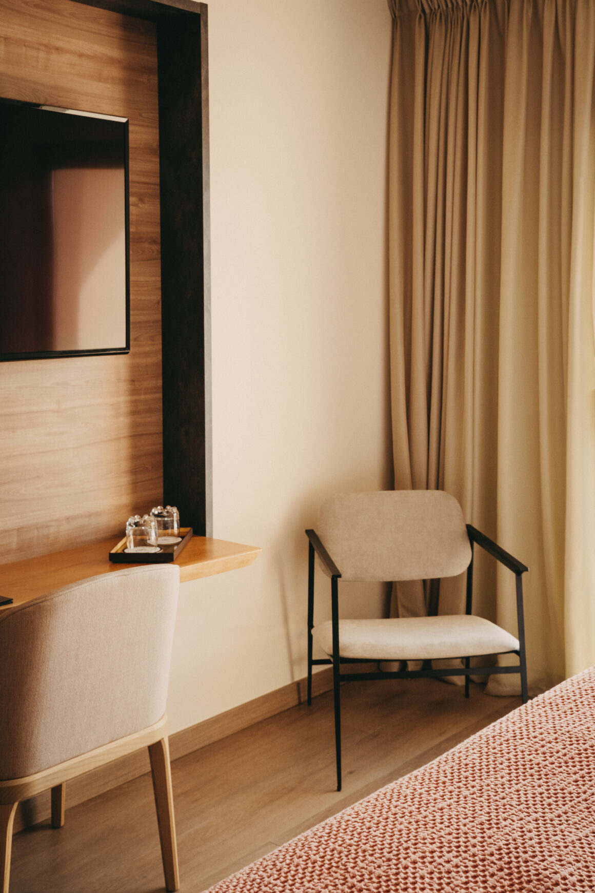 Bureau et fauteuil dans une chambre d’hôtel aux tons naturels à Calvi, en Corse