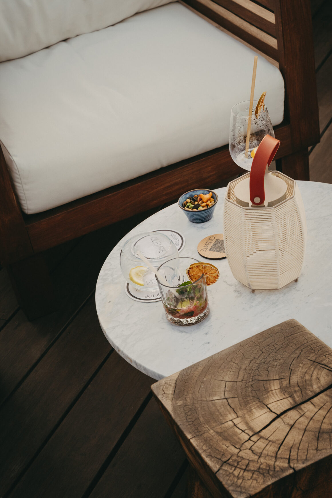 Cocktails et lanterne sur une table en marbre du rooftop d’un hôtel à Calvi
