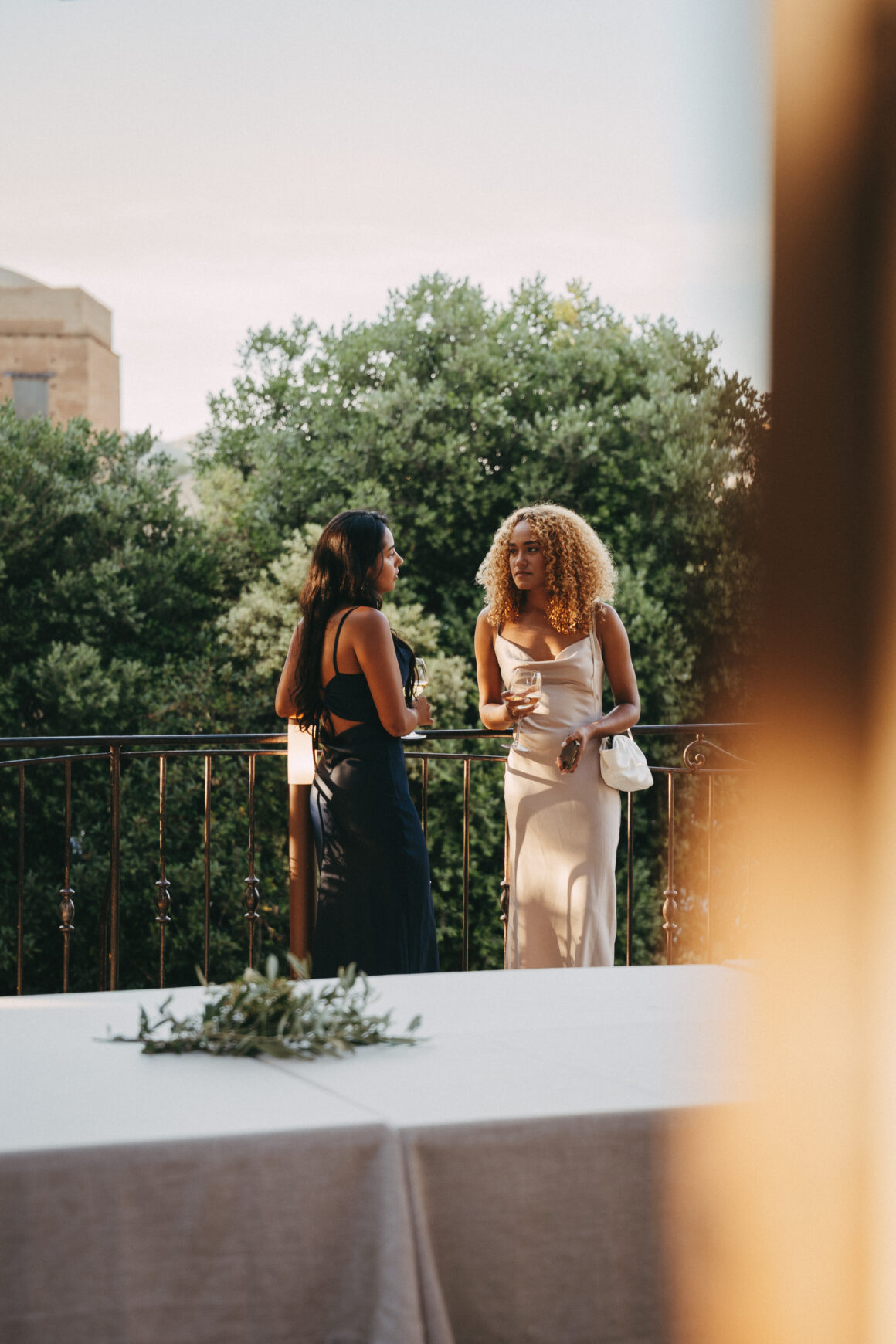 Deux femmes partageant un verre sur la terrasse d’A Mandria di Pigna en Corse