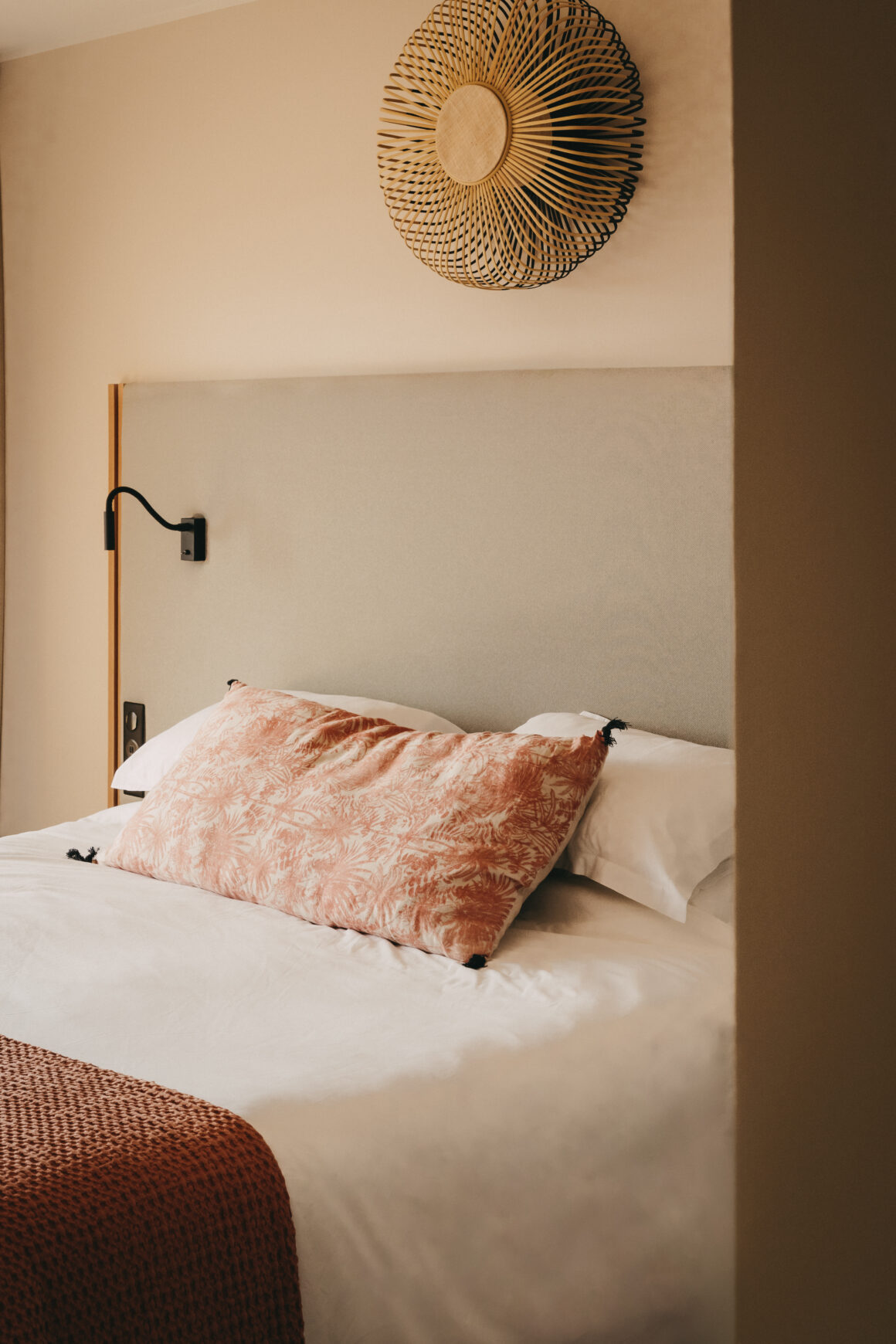 Chambre d’hôtel aux tons naturels et terracotta à Calvi, en Corse