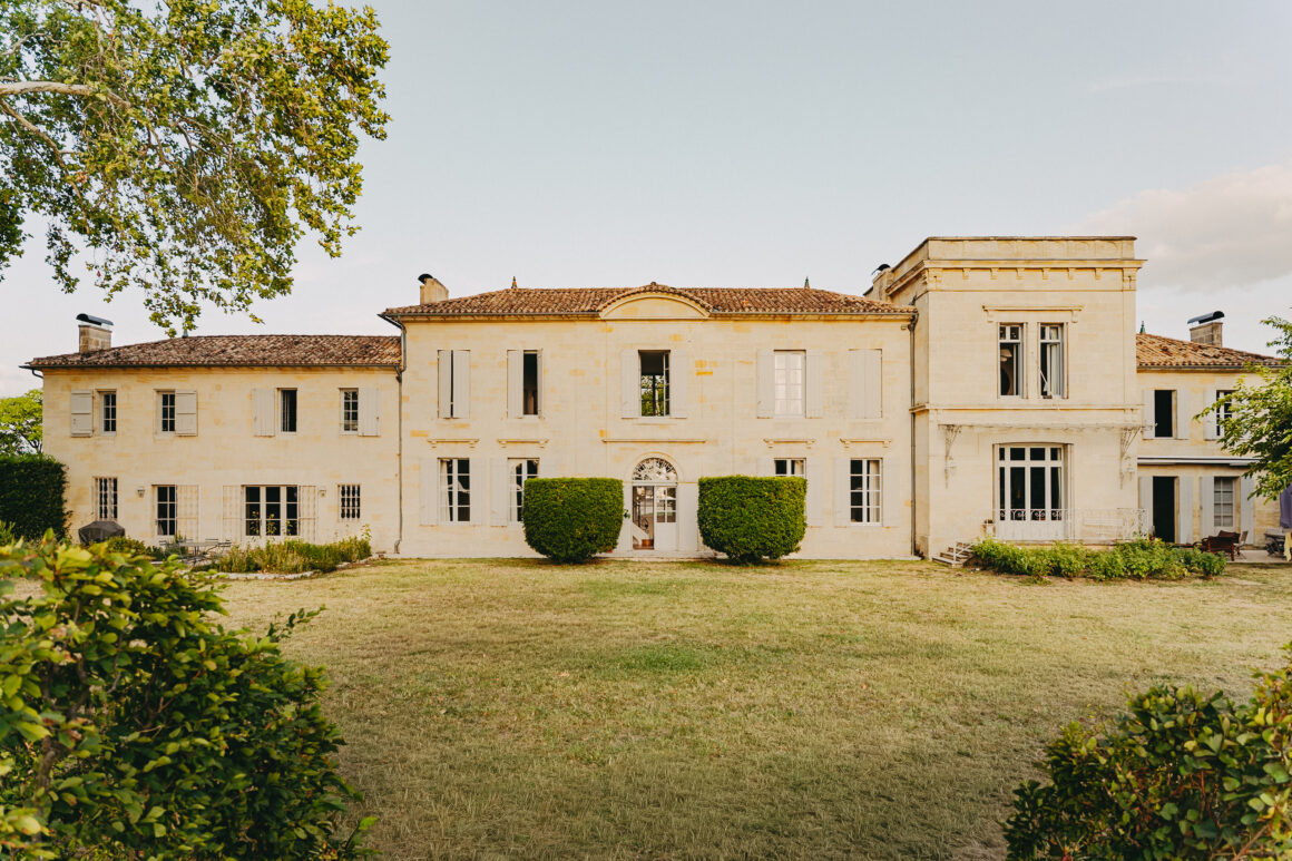 Façade du Château Larteau et son jardin, près de Bordeaux en Gironde.