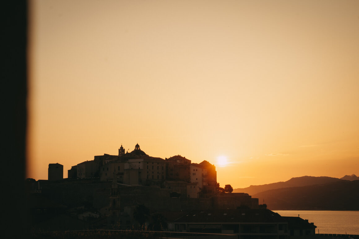 Vue sur la citadelle de Calvi au coucher du soleil, photographiée depuis un hôtel en Haute-Corse