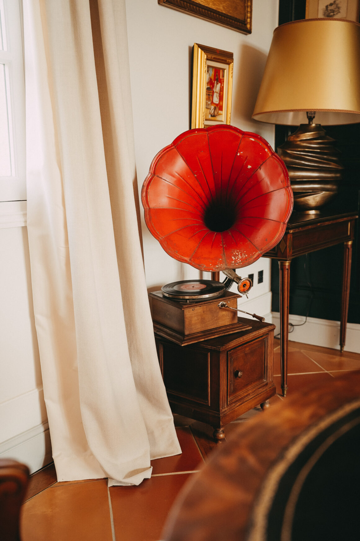 Gramophone ancien rouge dans le salon du Château Larteau, près de Bordeaux.