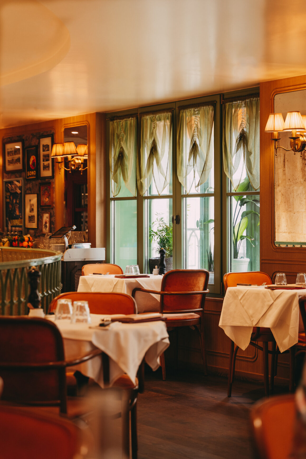 Salle et tables dressées de la Brasserie Des Prés à Paris