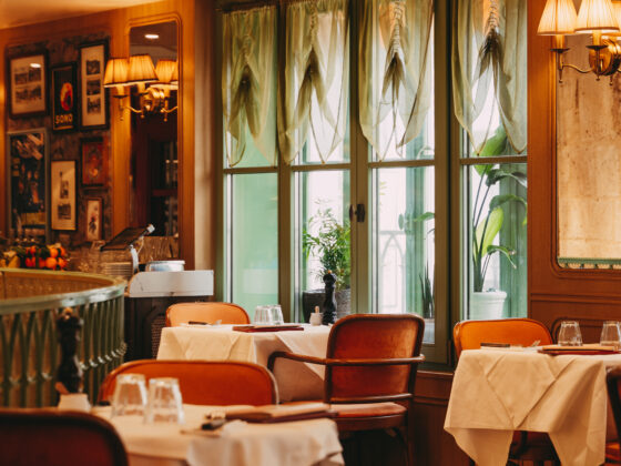 Salle et tables dressées de la Brasserie Des Prés à Paris