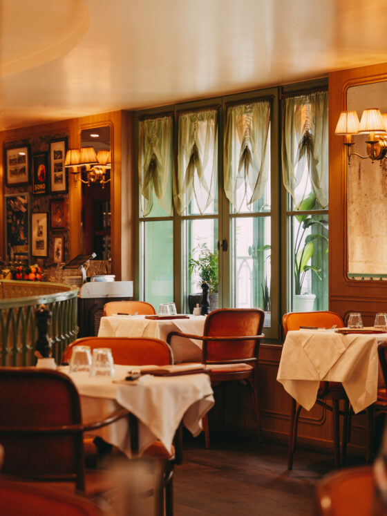 Salle et tables dressées de la Brasserie Des Prés à Paris