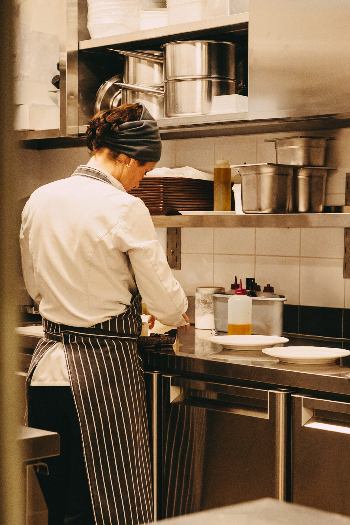 Cheffe au travail dans la cuisine du restaurant A Mandria di Pigna en Balagne