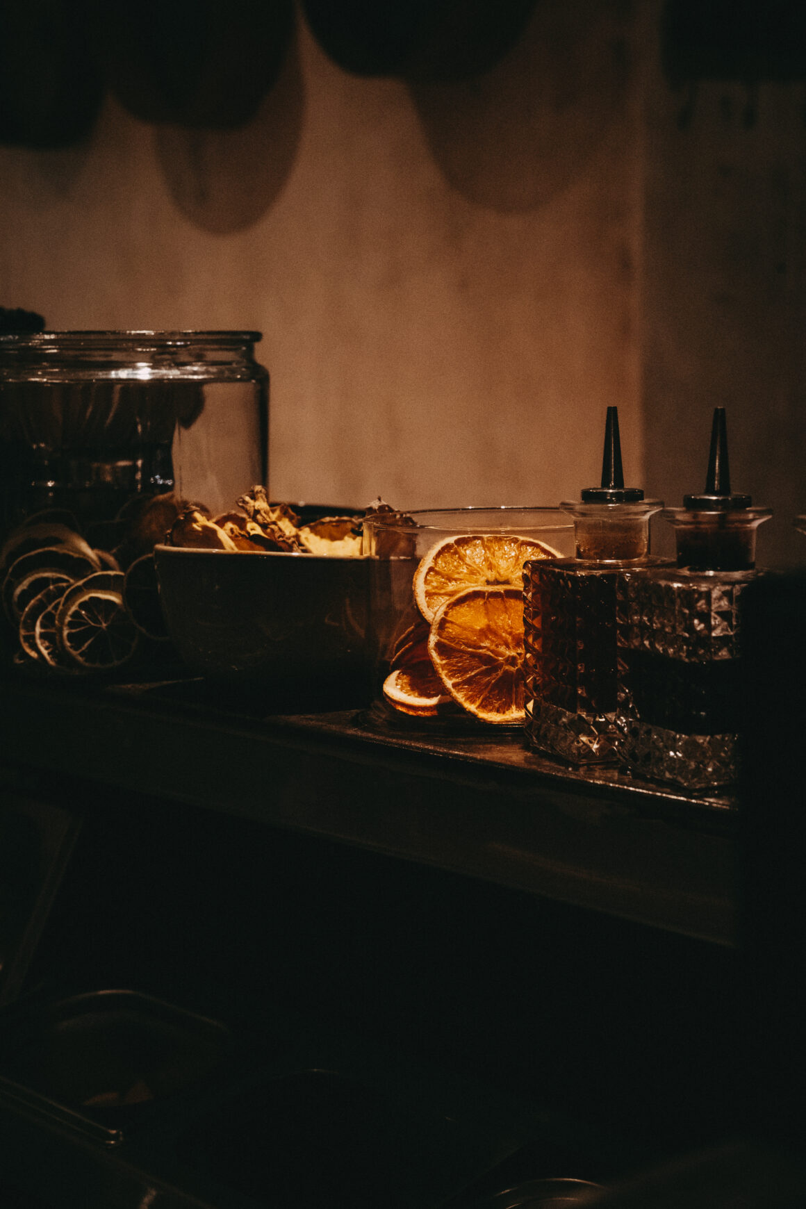 Agrumes séchés et préparations de mixologie au bar d’A Mandria di Pigna en Corse