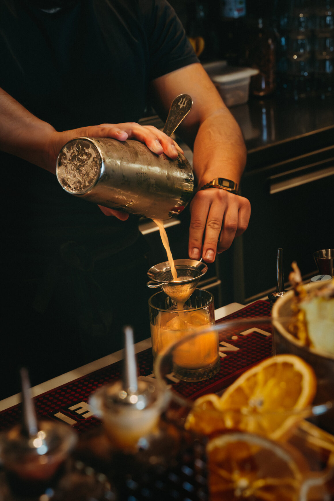 Barman préparant un cocktail au shaker à A Mandria di Pigna en Balagne