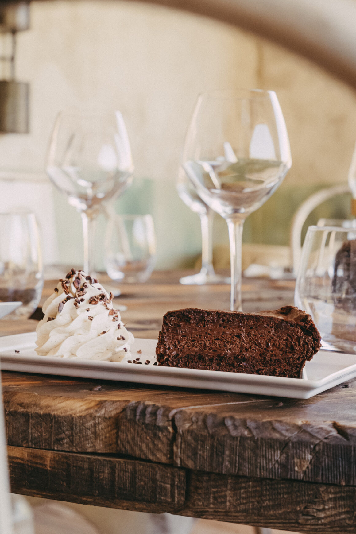 Gâteau au chocolat et crème fouettée servi au restaurant A Mandria di Pigna