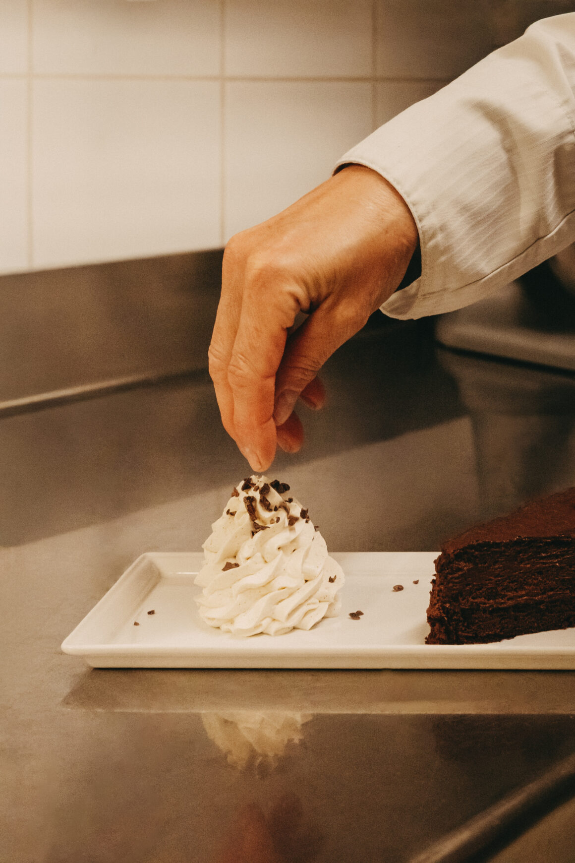 Chef dressant un gâteau au chocolat au restaurant A Mandria di Pigna en Corse