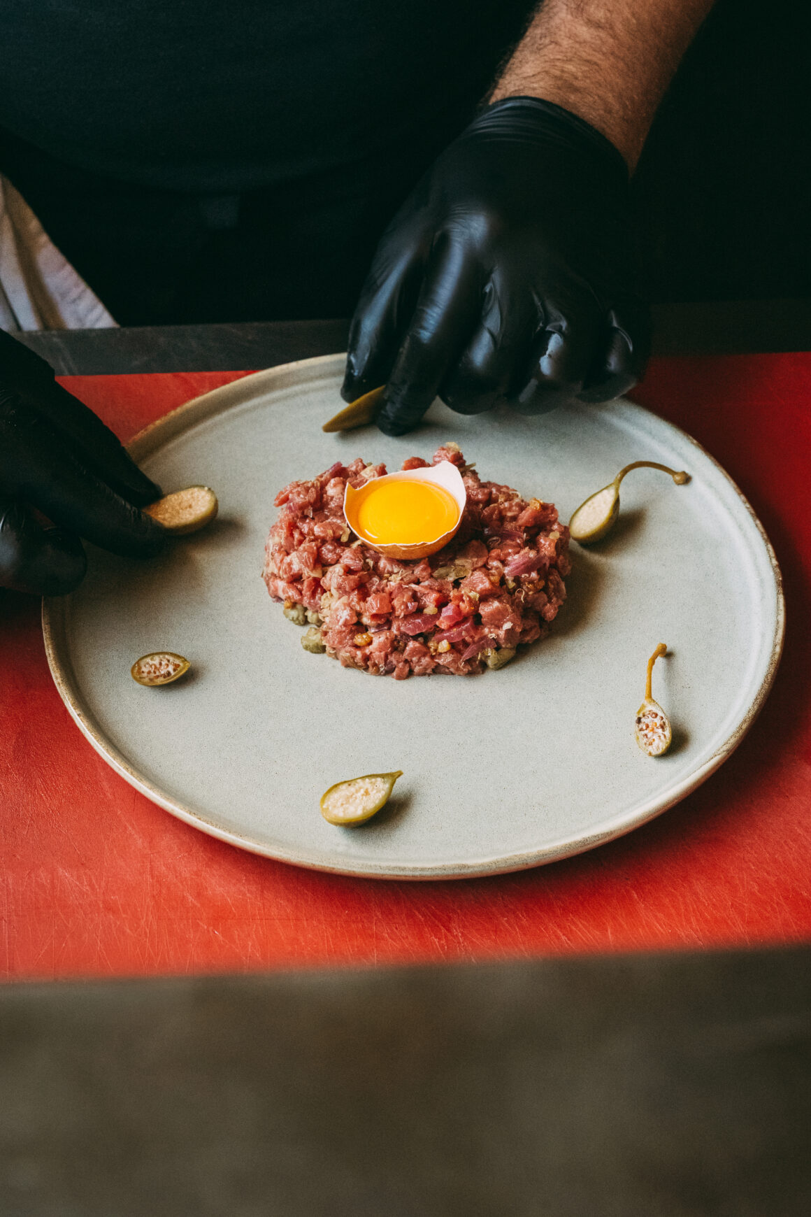 Dressage d’un tartare de bœuf à A Mandria di Pigna en Corse