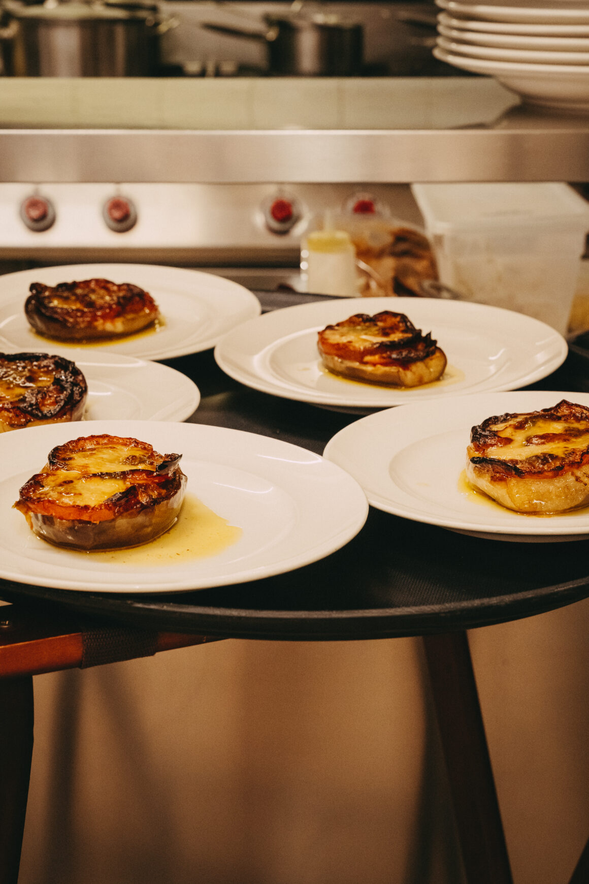 Dressage de plusieurs assiettes en cuisine à A Mandria di Pigna en Corse