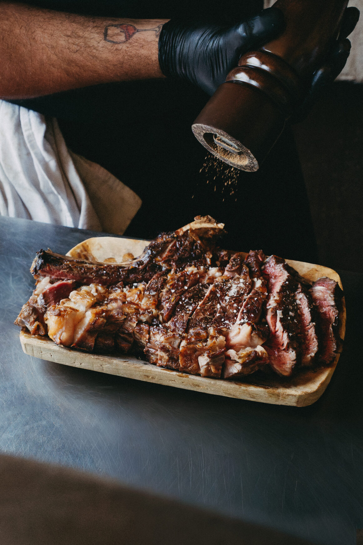 Viande grillée au feu assaisonnée en cuisine à A Mandria di Pigna en Corse