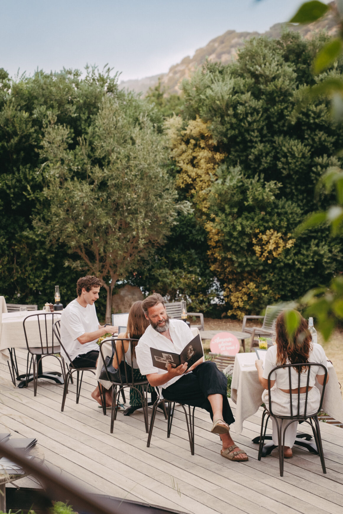 Clients à table sur la terrasse du restaurant A Mandria di Pigna en Balagne, Corse