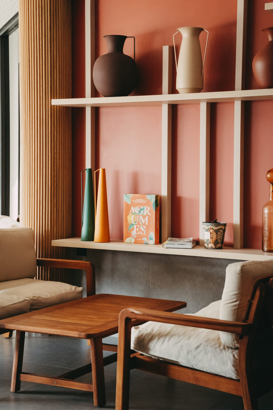 Salon de l’Hôtel L’Acquale à Calvi aux tons terracotta et mobilier en bois