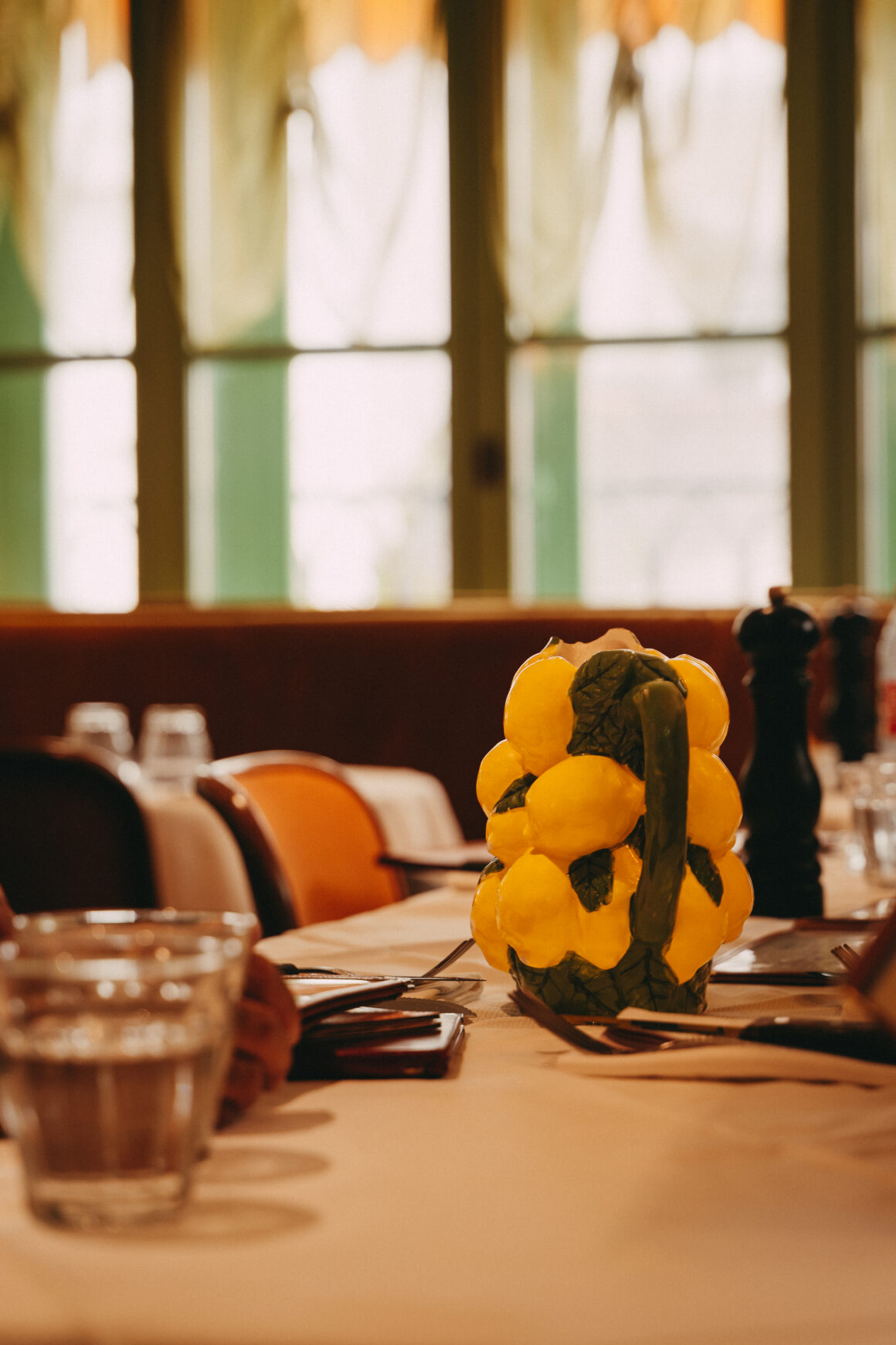 Table dressée et décoration citronnée à la Brasserie Des Prés à Paris
