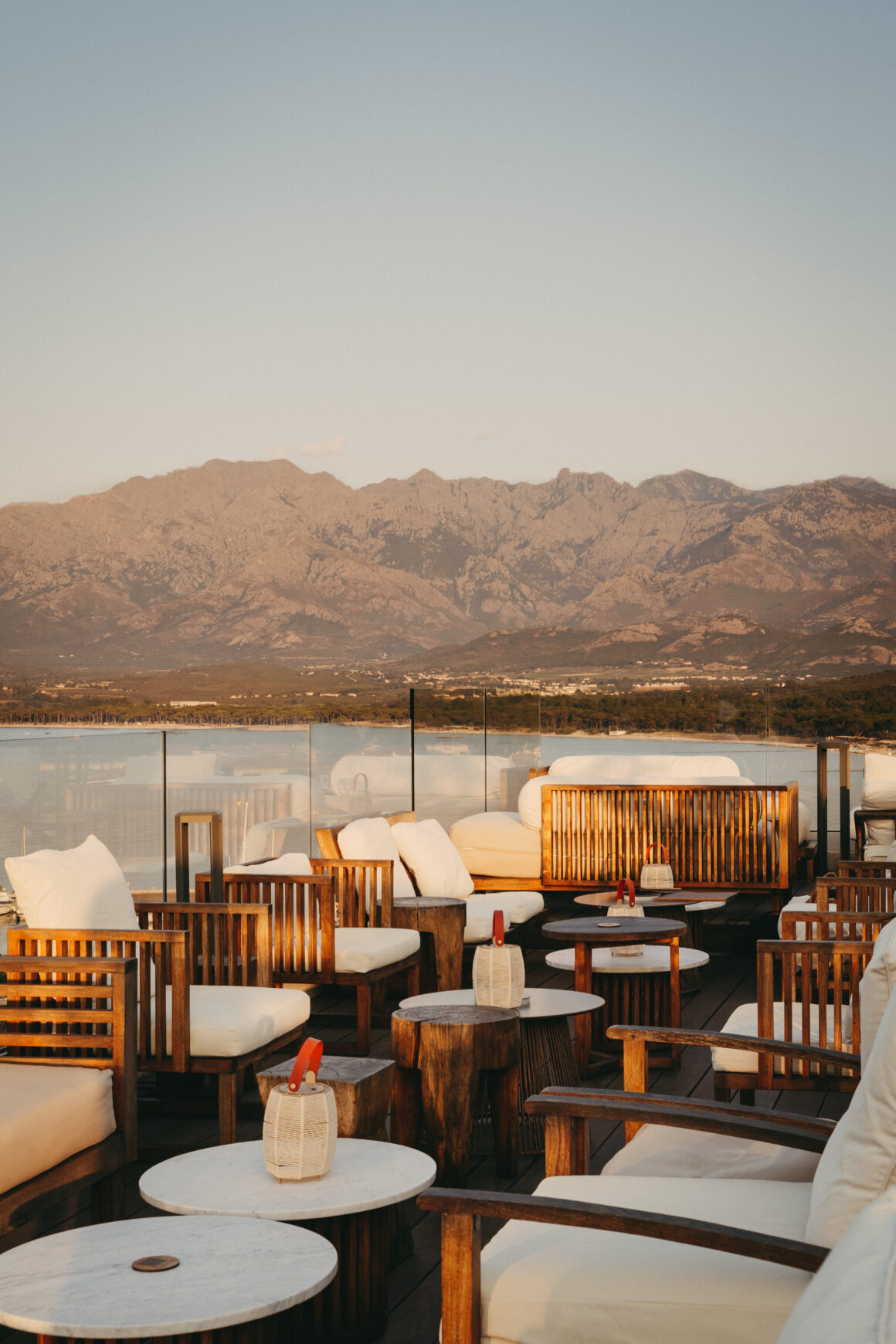 Terrasse de l’Hôtel L’Acquale à Calvi avec vue panoramique sur les montagnes corses.