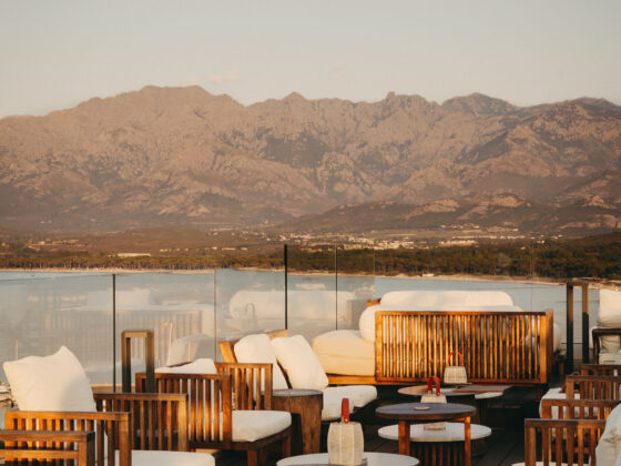 Terrasse de l’Hôtel L’Acquale à Calvi avec vue panoramique sur les montagnes corses.