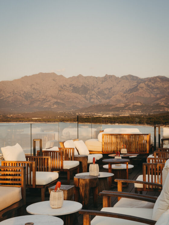 Terrasse de l’Hôtel L’Acquale à Calvi avec vue panoramique sur les montagnes corses.