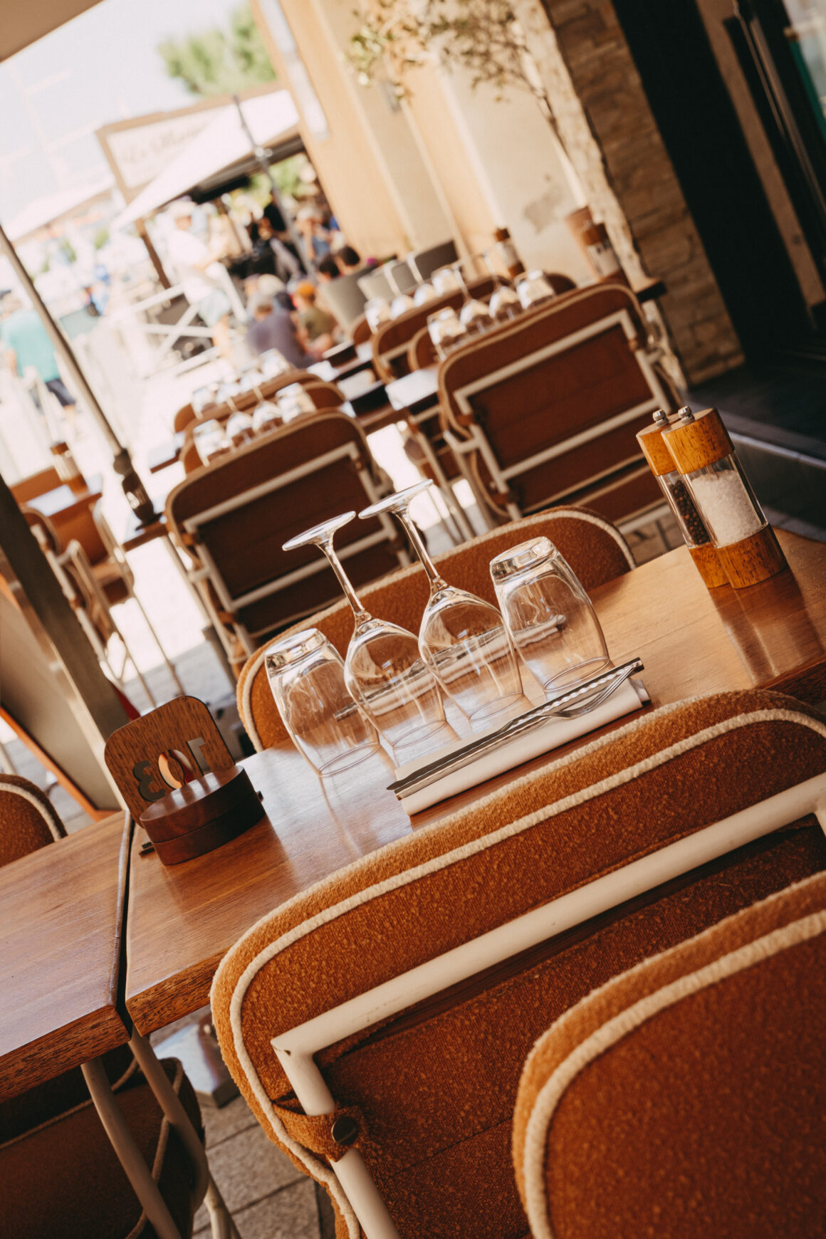 Tables dressées sur la terrasse du restaurant L’Escale à L’Île-Rousse en Corse