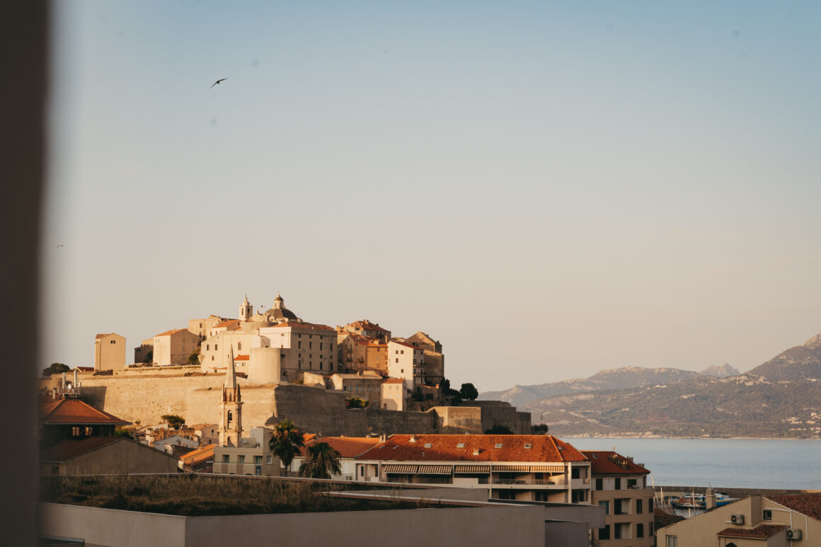Vue sur la citadelle de Calvi et la baie depuis la terrasse d’un hôtel en Corse